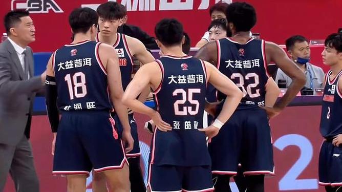 篮球明星赛事闪耀舞台，成为焦点人物