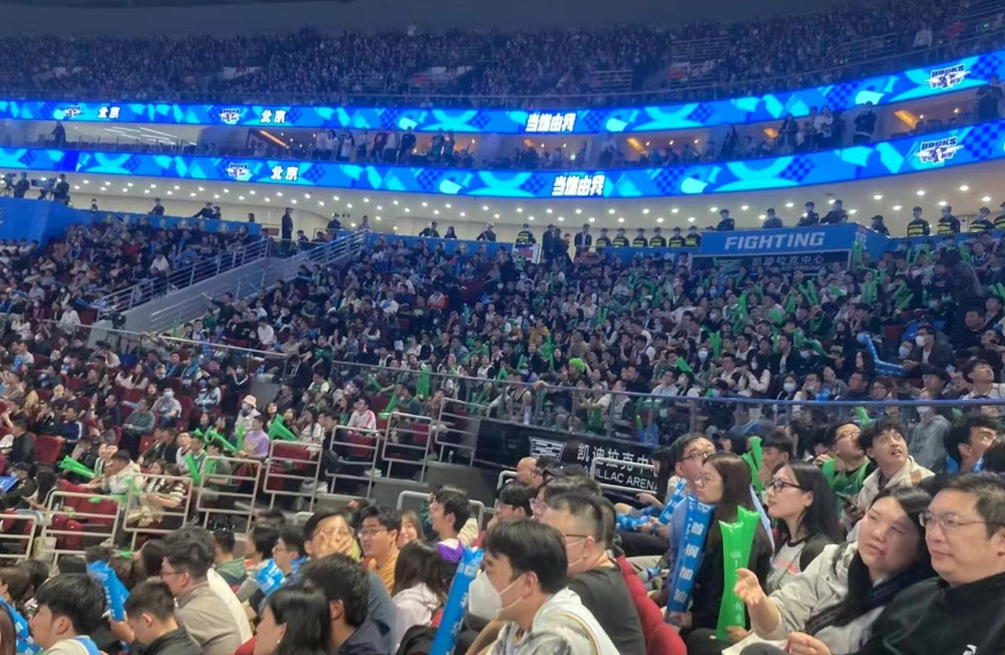 主场球迷互动热烈，气氛火爆欢快的简单介绍